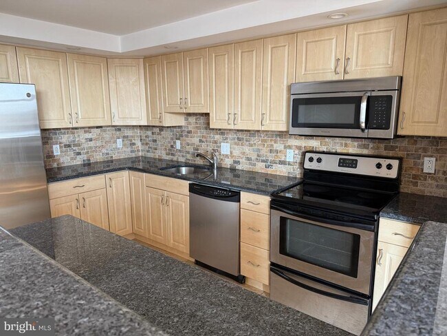 200-10 Lombard St in Philadelphia, PA - Building Photo - Building Photo