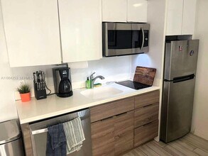 1560 Meridian Ave in Miami Beach, FL - Foto de edificio - Building Photo