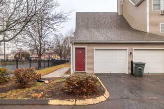 Yale Street Commons in Bridgeport, CT - Building Photo - Building Photo