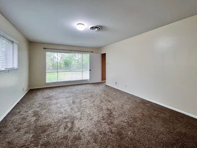 401 Rolling Hills Dr W