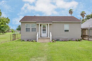 710 Derbigny St in Chalmette, LA - Building Photo