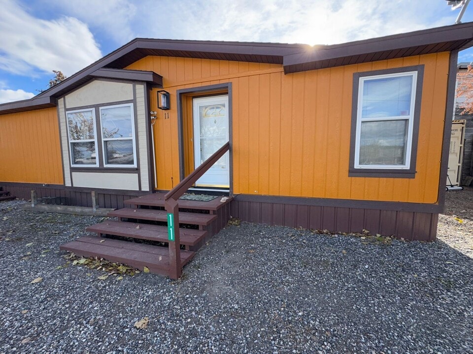 5 Division St in Reed Point, MT - Building Photo