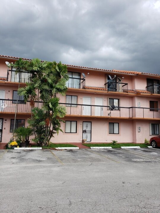 2186 W 60th St-Unit -20212 in Hialeah, FL - Foto de edificio