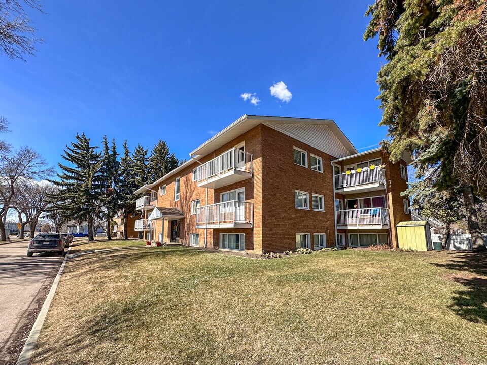 Balcony in Edmonton, AB - Building Photo