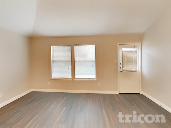 240 Pine Crest Dr in Justin, TX - Foto de edificio - Building Photo