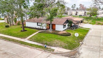 6002 Greenmont Dr in Houston, TX - Building Photo