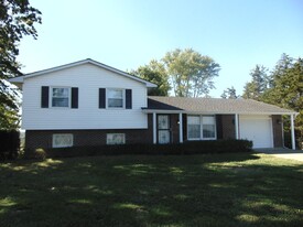 361 State Rte H in Fayette, MO - Building Photo