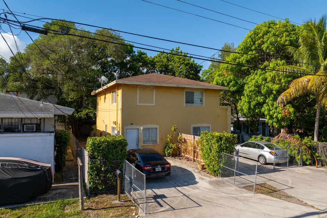36-38 NE 61st St in Miami, FL - Building Photo
