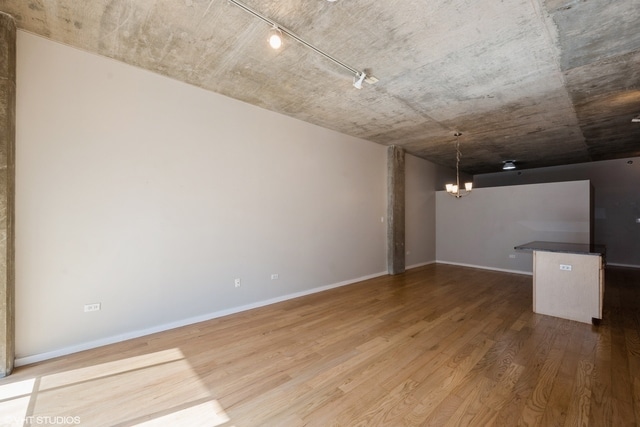 321 S Sangamon St, Unit 408 in Chicago, IL - Foto de edificio - Building Photo