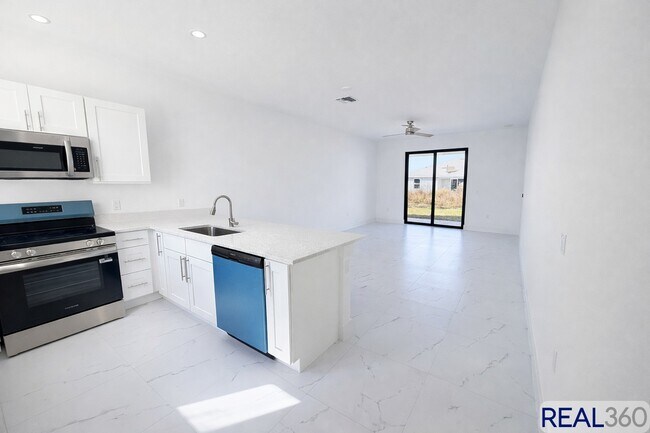 828 Holmes Ave in Lehigh Acres, FL - Building Photo - Building Photo