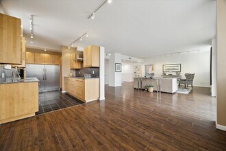 21 E Briar Hollow Ln in Houston, TX - Building Photo - Building Photo