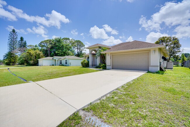 766 SW Duxbury Ave in Port St. Lucie, FL - Building Photo - Building Photo