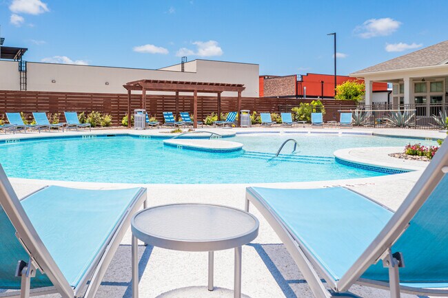 Devon Place in Edinburg, TX - Building Photo - Building Photo