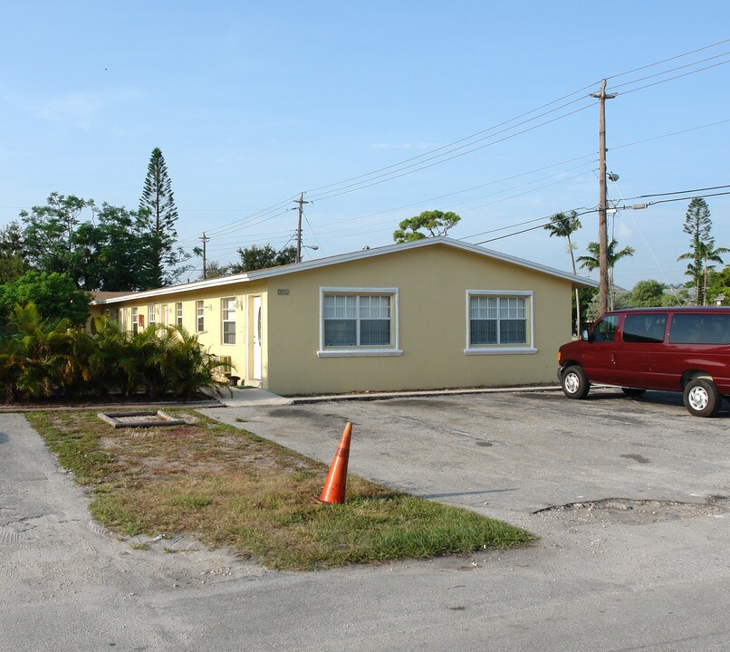 316-322 SW 14th St in Fort Lauderdale, FL - Building Photo