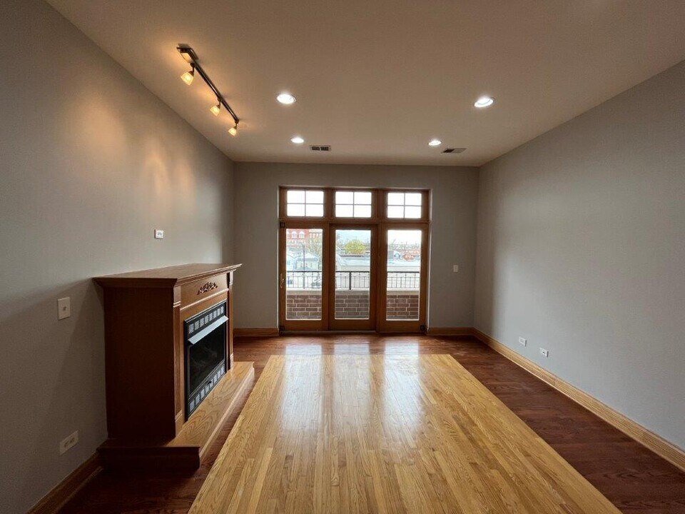 1918 W Cermak Rd, Unit 3 in Chicago, IL - Building Photo