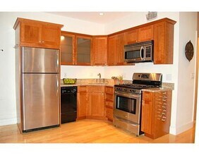 8 Garden Ct, Unit 5 in Boston, MA - Building Photo - Building Photo