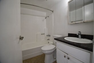 5921 Whitsett Ave, Unit 204 in Los Angeles, CA - Foto de edificio - Building Photo