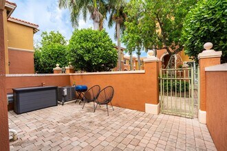 724 SW 106th Ave in Pembroke Pines, FL - Building Photo - Building Photo
