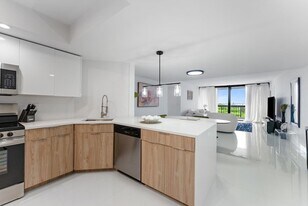 2425 Presidential Way, Unit 7040 in West Palm Beach, FL - Building Photo