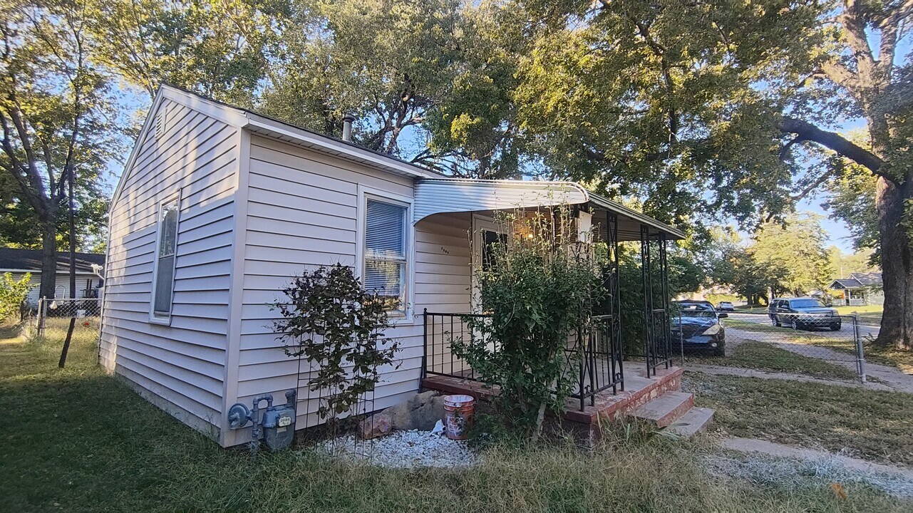 1107 NW Van Buren St in Topeka, KS - Foto de edificio