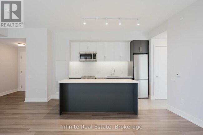 2525 Bathurst St in Toronto, ON - Building Photo - Building Photo