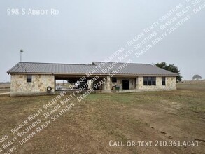 998 S Abbot Rd in Adkins, TX - Building Photo - Building Photo