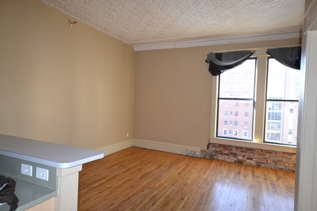 1 Oakes St SW in Grand Rapids, MI - Building Photo - Building Photo
