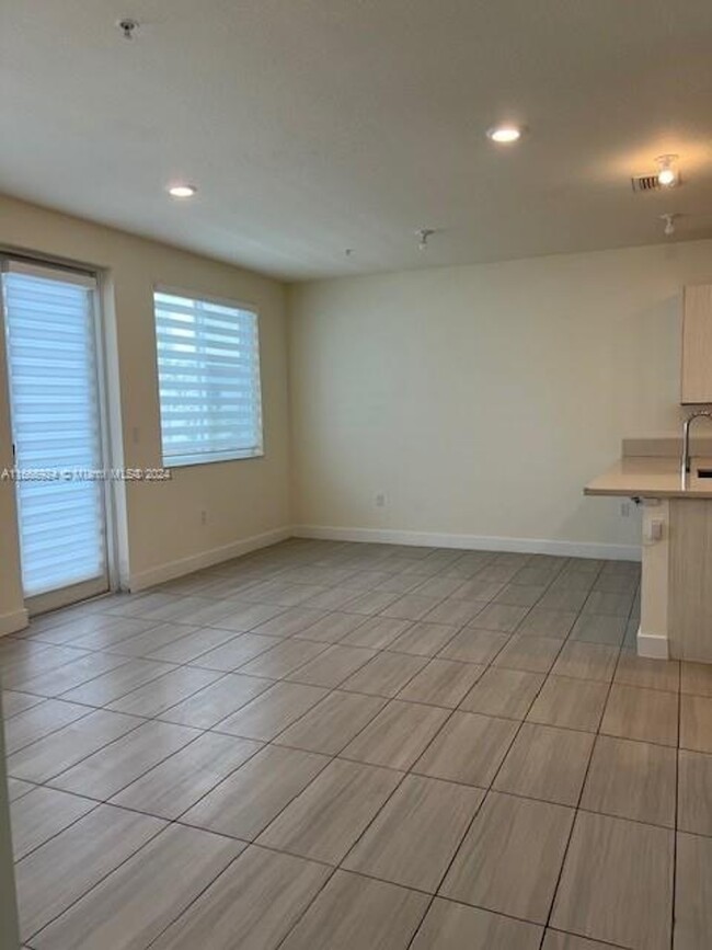 10229 NW 64th Ter, Unit 304 in Doral, FL - Building Photo - Building Photo