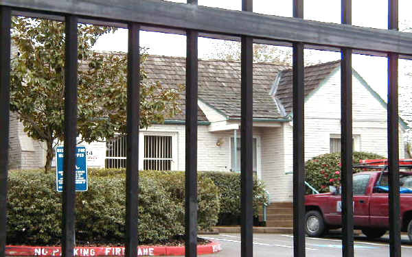 Twin Gardens Apartments in Carmichael, CA - Foto de edificio - Building Photo