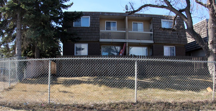 4117 Bow Trl SW in Calgary, AB - Building Photo - Building Photo