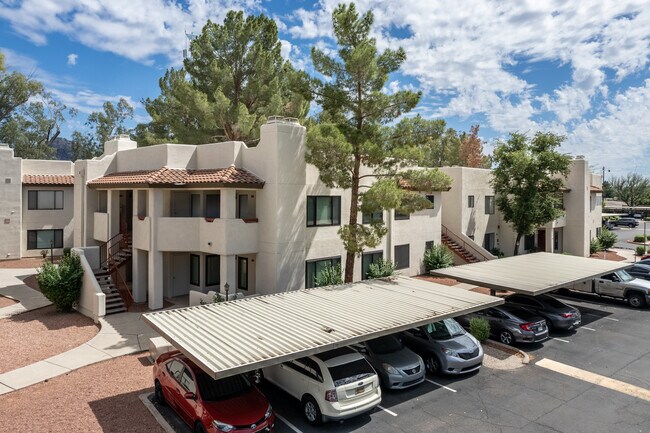 Las Brisas in Phoenix, AZ - Foto de edificio - Building Photo