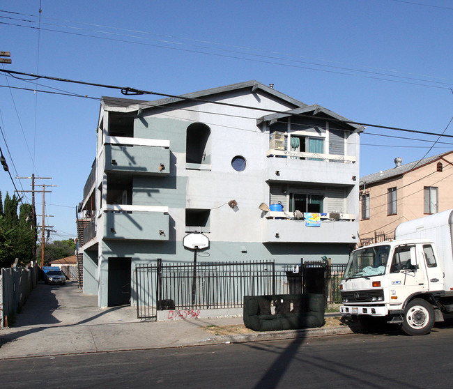 3170 Estara Ave in Los Angeles, CA - Foto de edificio - Building Photo