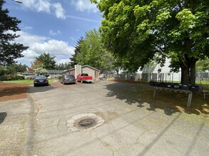 3203-3211 SE 136th Ave in Portland, OR - Building Photo - Building Photo