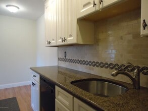 142 Cross Slope Ct in Englishtown, NJ - Building Photo - Building Photo