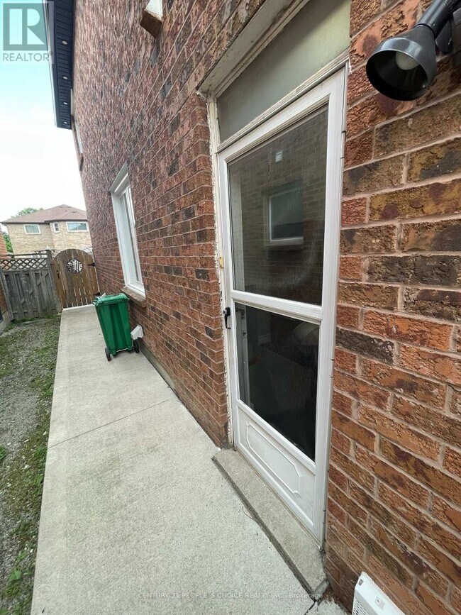 340 Bristol Rd W in Mississauga, ON - Building Photo - Building Photo