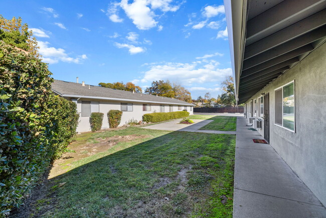 429-443 Robinson Avenue in Yuba City, CA - Building Photo - Building Photo