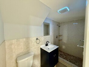 35 Fiat Ave in Woodbridge Township, NJ - Foto de edificio - Building Photo