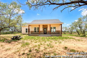 255 County Rd 146 in Floresville, TX - Building Photo