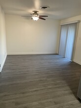 1098 Wayland Ave in Sacramento, CA - Foto de edificio - Building Photo