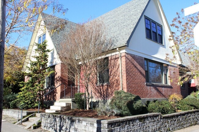 2703 NW Raleigh St in Portland, OR - Building Photo - Building Photo