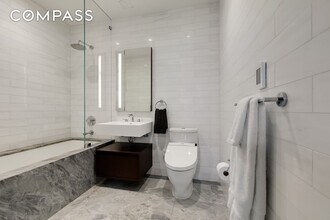 287 E Houston St in New York, NY - Foto de edificio - Building Photo