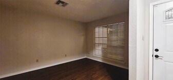 411 Petunia St in Lake Jackson, TX - Building Photo