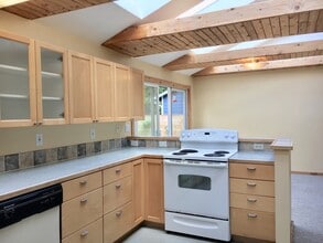 9126 Matthews Ave NE in Seattle, WA - Building Photo - Building Photo