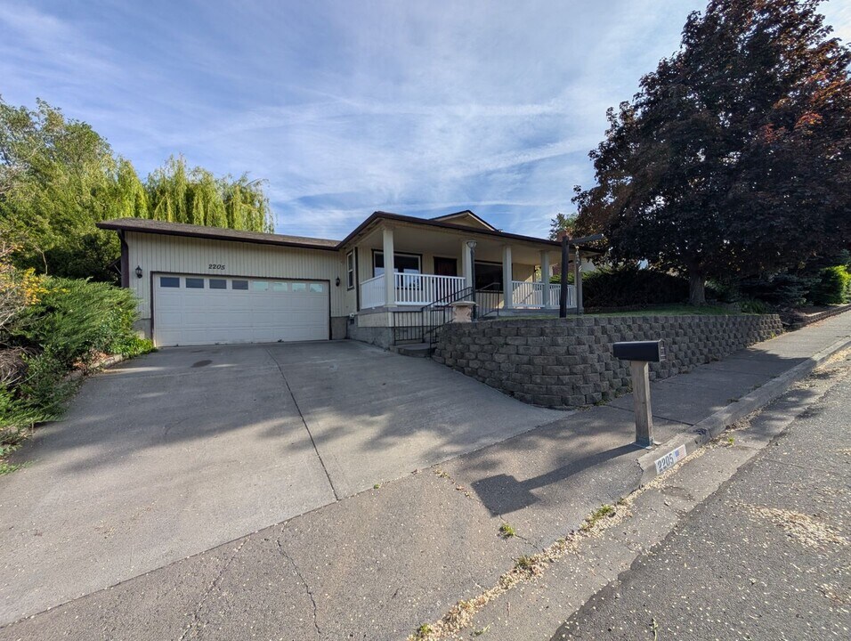 2205 SW Perkins Ave in Pendleton, OR - Building Photo