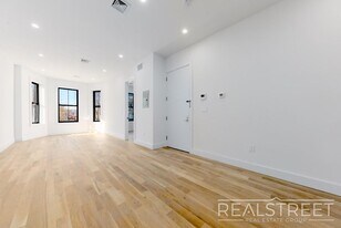 Brand New Large 3 Bed 2 Bath in Bushwick Townhouse! in Brooklyn, NY - Building Photo