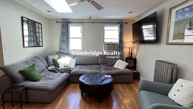 24 Burnham St, Unit 3A in Somerville, MA - Foto de edificio - Building Photo
