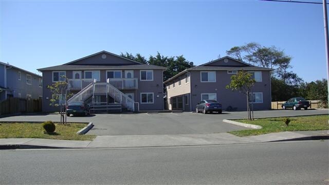1049 Pacific Ave in Crescent City, CA - Foto de edificio