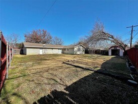 725 Danish Dr in Grand Prairie, TX - Building Photo