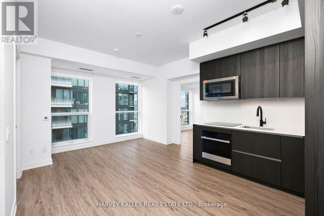 327-4327 King St W in Toronto, ON - Building Photo - Building Photo