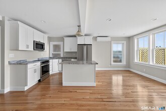 136 Bank St in New London, CT - Building Photo - Building Photo